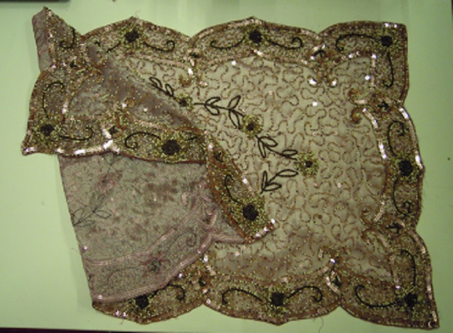 TAMAMI KÖMPLE BONCUK PUL İŞLEMELİ EL İŞLEME SEHBA ÖRTÜSÜ CANLI UCUK PEMBE TONLARDA