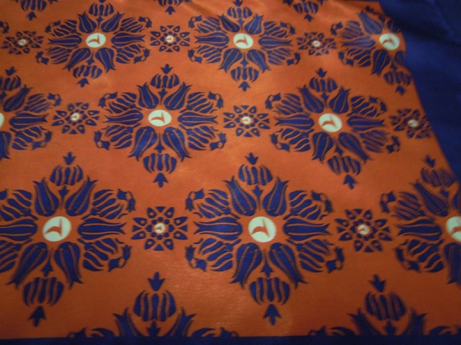 THY BAYAN HOSTES İPEK FULAR  VAKKO ÜRETİMİ ÖZEL TASARIM LA  YAPILMIŞDIR TÜRK HAVA YOLLARI İÇİN 