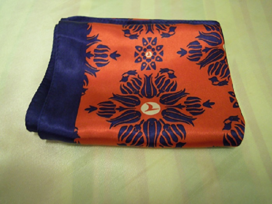 THY BAYAN HOSTES İPEK FULAR  VAKKO ÜRETİMİ ÖZEL TASARIM LA  YAPILMIŞDIR TÜRK HAVA YOLLARI İÇİN 