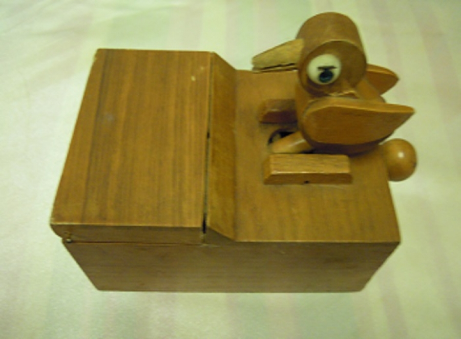 KUYRUGUNA BASINCA GAGASIYLA TEK TEK  KURDAN VEREN KUŞLU KUTU AHŞAP MEKANİK OTOMATİK  CALIŞIR