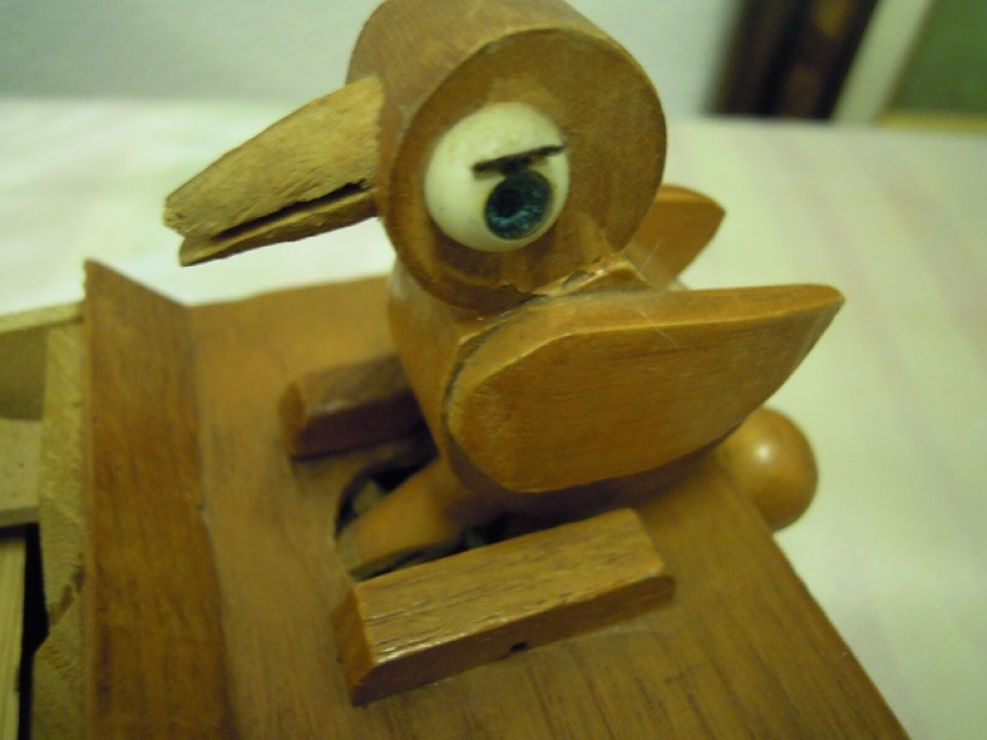 KUYRUGUNA BASINCA GAGASIYLA TEK TEK  KURDAN VEREN KUŞLU KUTU AHŞAP MEKANİK OTOMATİK  CALIŞIR