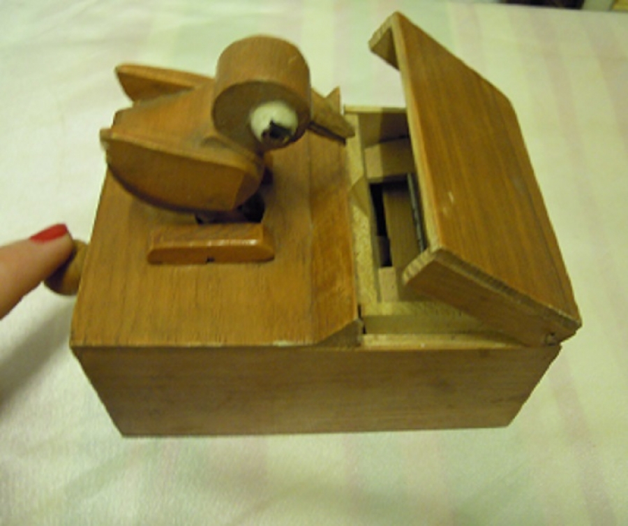 KUYRUGUNA BASINCA GAGASIYLA TEK TEK  KURDAN VEREN KUŞLU KUTU AHŞAP MEKANİK OTOMATİK  CALIŞIR