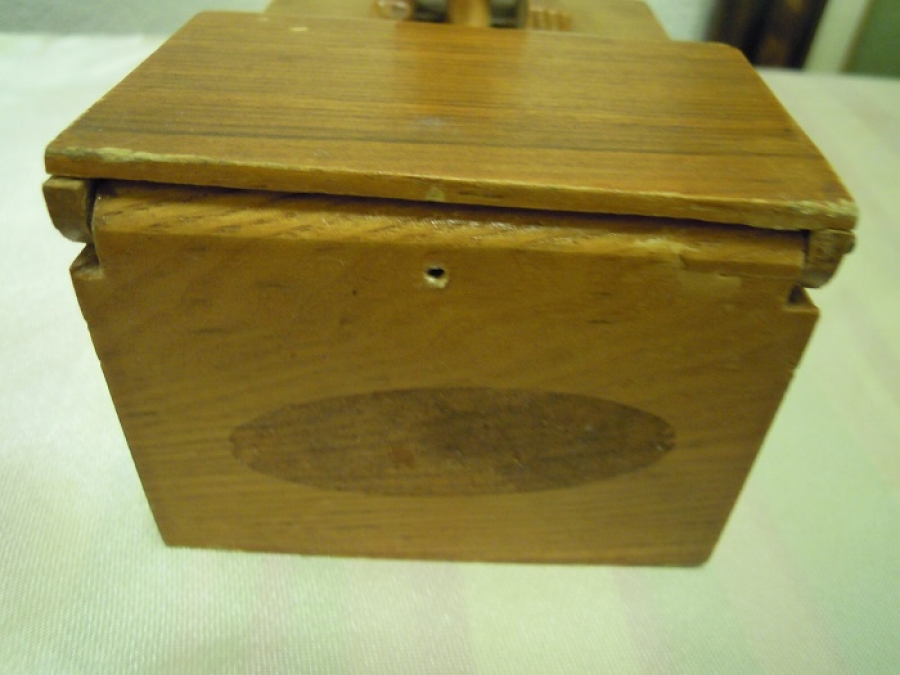 KUYRUGUNA BASINCA GAGASIYLA TEK TEK  KURDAN VEREN KUŞLU KUTU AHŞAP MEKANİK OTOMATİK  CALIŞIR