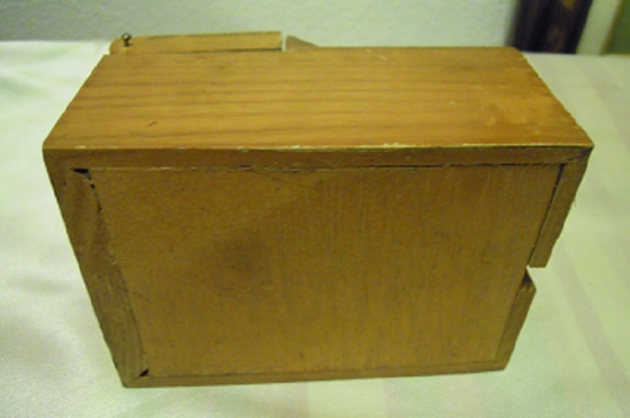 KUYRUGUNA BASINCA GAGASIYLA TEK TEK  KURDAN VEREN KUŞLU KUTU AHŞAP MEKANİK OTOMATİK  CALIŞIR