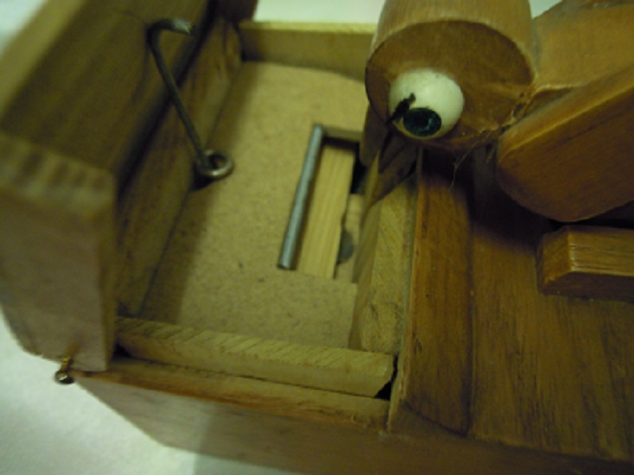 KUYRUGUNA BASINCA GAGASIYLA TEK TEK  KURDAN VEREN KUŞLU KUTU AHŞAP MEKANİK OTOMATİK  CALIŞIR