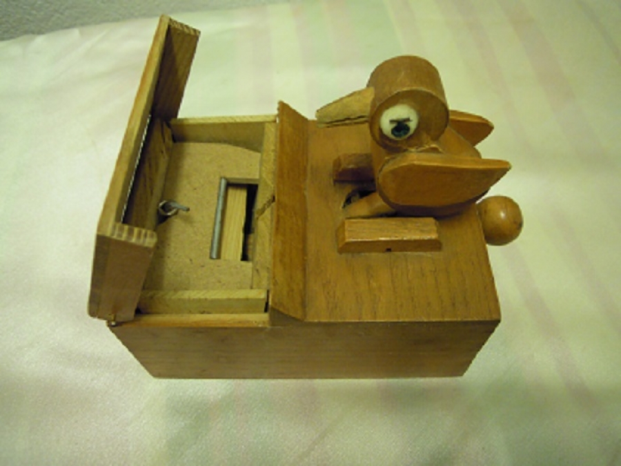 KUYRUGUNA BASINCA GAGASIYLA TEK TEK  KURDAN VEREN KUŞLU KUTU AHŞAP MEKANİK OTOMATİK  CALIŞIR