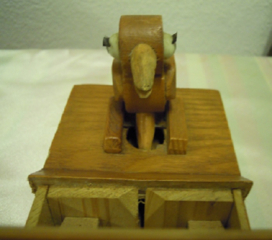 KUYRUGUNA BASINCA GAGASIYLA TEK TEK  KURDAN VEREN KUŞLU KUTU AHŞAP MEKANİK OTOMATİK  CALIŞIR