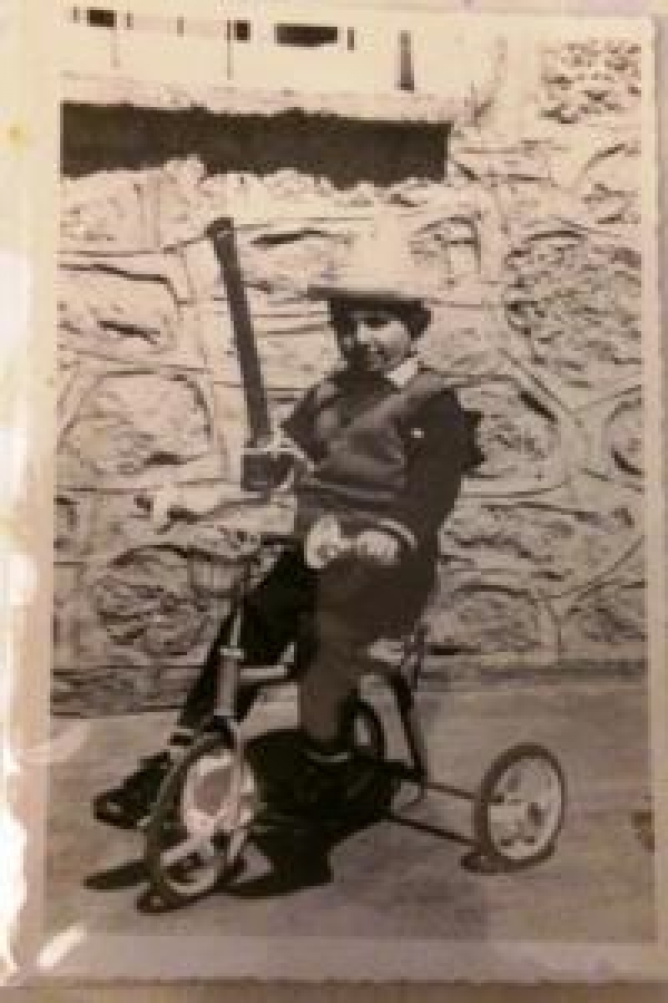 3 TEKERLEKLİ BİSİKLETE BİNMİŞ ELİNDE KILIÇ TUTAN COÇUK 