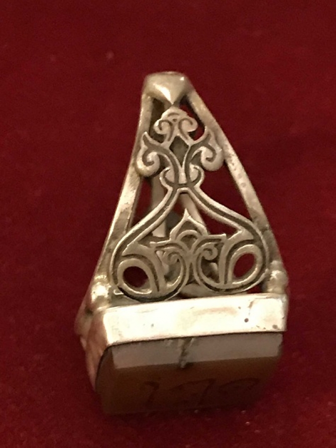 AKİK EL KAZIMA ÜZERİ YAZILI TAŞLI HAS SAF GÜMÜŞDEN TESTERE İŞİ KAPALICARŞI HAMPAR USTA İŞCİLİKLİ YÜZÜK 