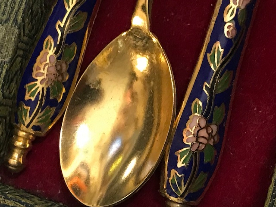 ALTIN KAPLAMA ÜZERİ SICAK MİNELİ 3 ADET KUTUSUNDA TATLI KAŞIK