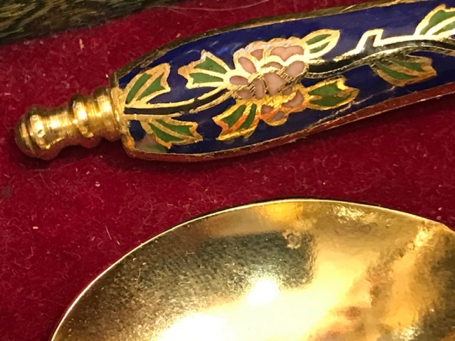 ALTIN KAPLAMA ÜZERİ SICAK MİNELİ 3 ADET KUTUSUNDA TATLI KAŞIK