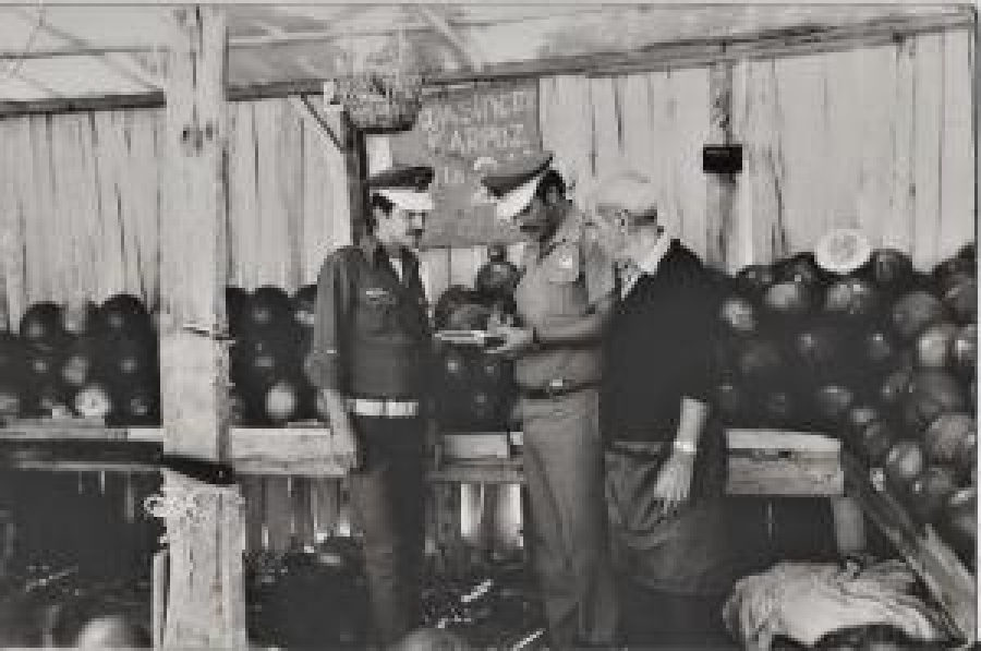 BELEDİYE MEMURU KARPUZ SERGİSİ ESNAFINA  CEZA VEYA VERGİ KESERKEN  CEKİLMİŞ SİYAH BEYAZ FOTOGRAF