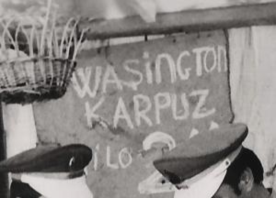 BELEDİYE MEMURU KARPUZ SERGİSİ ESNAFINA  CEZA VEYA VERGİ KESERKEN  CEKİLMİŞ SİYAH BEYAZ FOTOGRAF