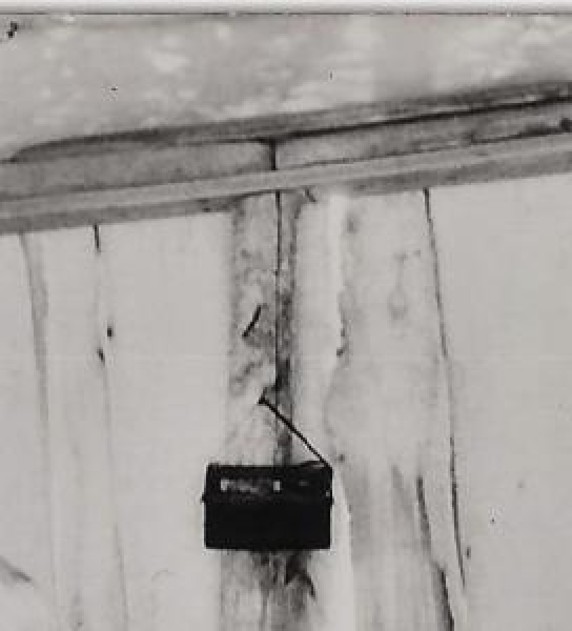 BELEDİYE MEMURU KARPUZ SERGİSİ ESNAFINA  CEZA VEYA VERGİ KESERKEN  CEKİLMİŞ SİYAH BEYAZ FOTOGRAF