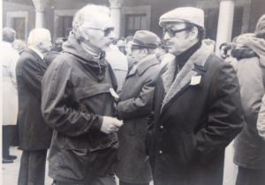 CENAZEDE CAMİ ARASINDA TAZİYEDE SADRİ ALIŞIK KONUŞURKEN 