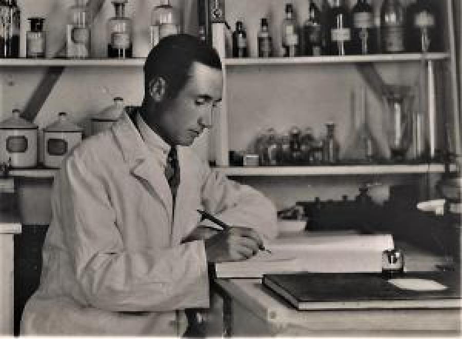  ECZANE LABORATUVARI LABORANT İLAÇ YAPARKEN 1955 SİYAH BEYAZ FOTO 