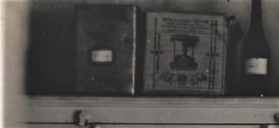  ECZANE LABORATUVARI LABORANT İLAÇ YAPARKEN 1955 SİYAH BEYAZ FOTO 