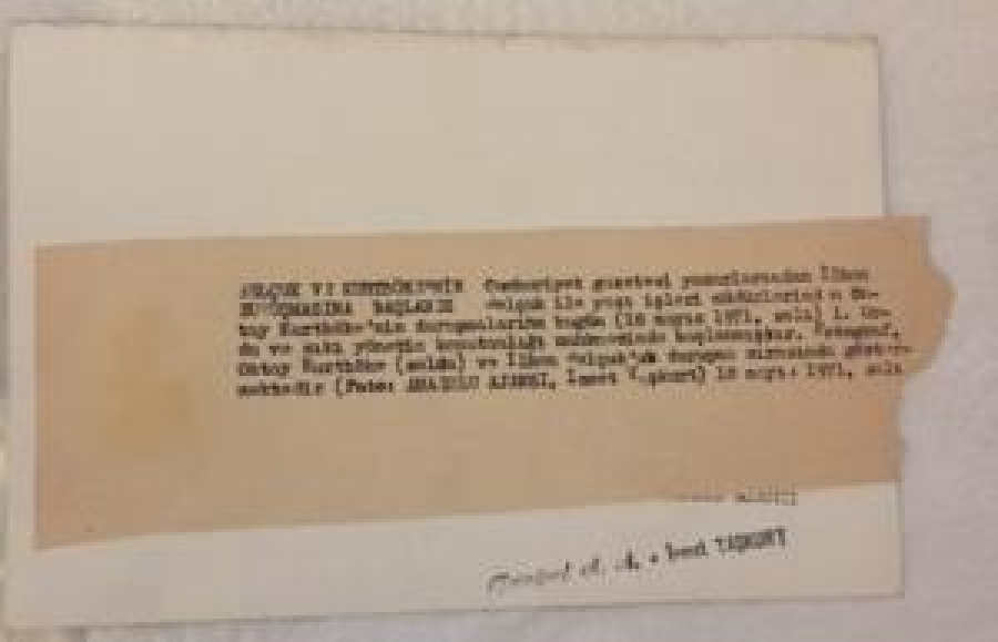 İLHAN SELCUK OKTAY KURTBÖKE SIKIYÖNETİM MAHKEME KARŞISINDA 18 MAYIS 1971 