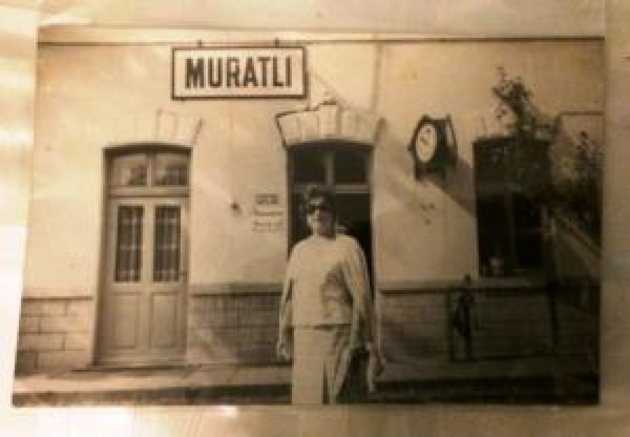 MURATLI TREN İSTASYON ŞEFİ BİNASI ÖNÜNDE TREN BEKLERKEN BAYAN 