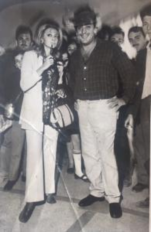 NAMI DEGER TURİST ÖMER SADRİ ALIŞIK FİLİZ AKINI SELAMLERKEN 