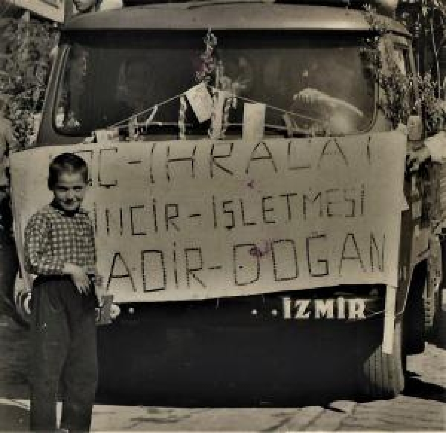 PANAYIRDA RESMİ GECİTE ÜRÜN TANITIMI YAPAN ÜRETİCİLER SİYAH BEYAZ FOTO 1962 