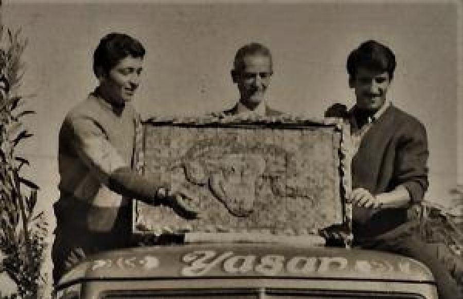 PANAYIRDA RESMİ GECİTE ÜRÜN TANITIMI YAPAN ÜRETİCİLER SİYAH BEYAZ FOTO 1962 