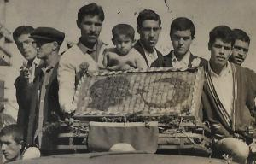 PANAYIRDA RESMİ GECİTE ÜRÜN TANITIMI YAPAN ÜRETİCİLER SİYAH BEYAZ FOTO 1962 