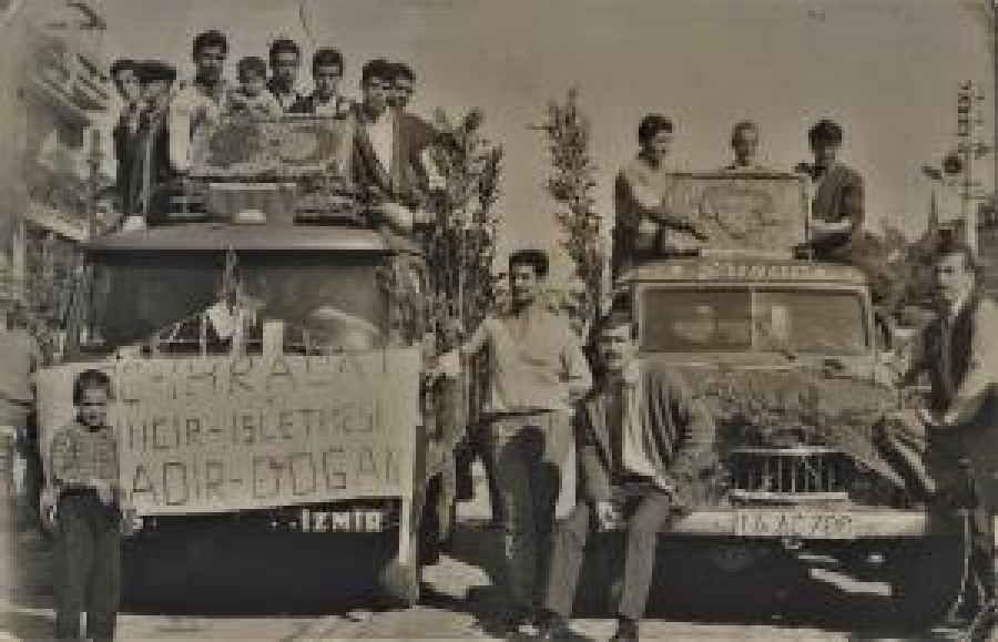 PANAYIRDA RESMİ GECİTE ÜRÜN TANITIMI YAPAN ÜRETİCİLER SİYAH BEYAZ FOTO 1962 