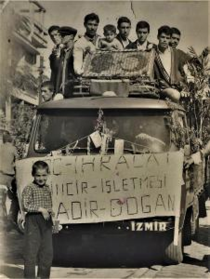 PANAYIRDA RESMİ GECİTE ÜRÜN TANITIMI YAPAN ÜRETİCİLER SİYAH BEYAZ FOTO 1962 