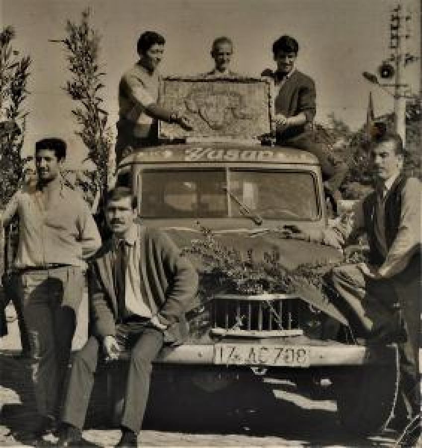 PANAYIRDA RESMİ GECİTE ÜRÜN TANITIMI YAPAN ÜRETİCİLER SİYAH BEYAZ FOTO 1962 