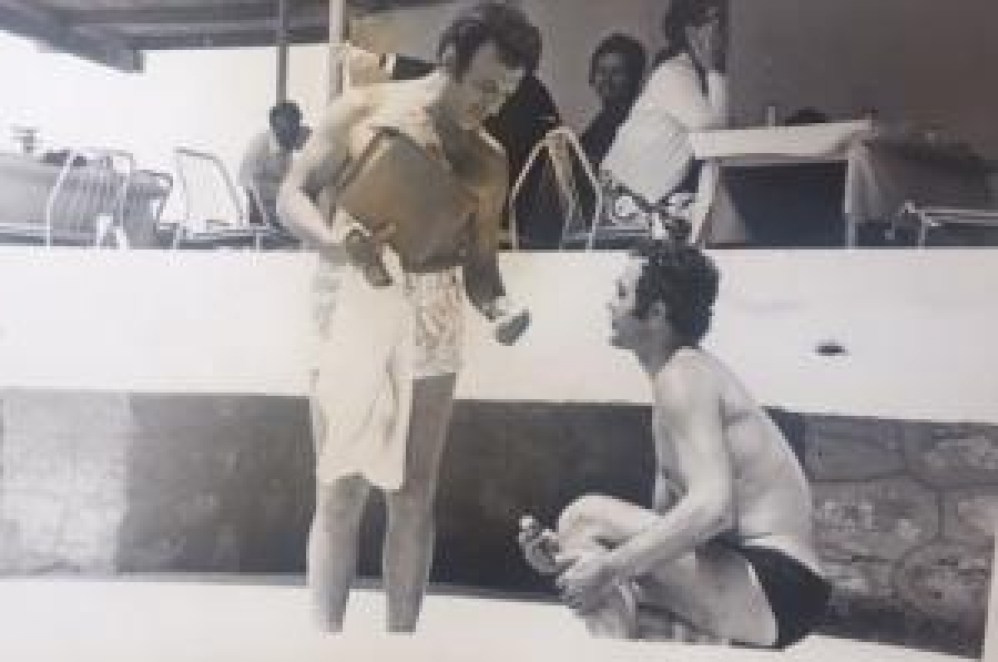 SADRİ ALİ IŞIK FİKRET HAKAN PLAJDA BİR SİNEMA ÇEKİMİNDE 