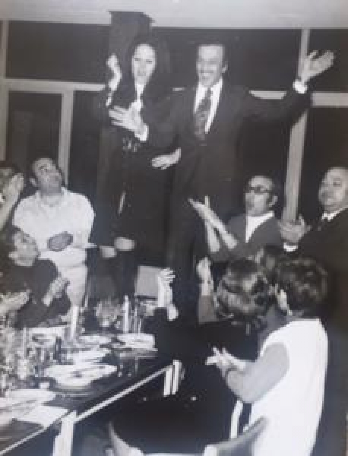 SADRİ ALIŞIK TANITIM YEMEGİNDE GAZİNODA ROL ARKADAŞLARIYLA EGLENİRKEN 