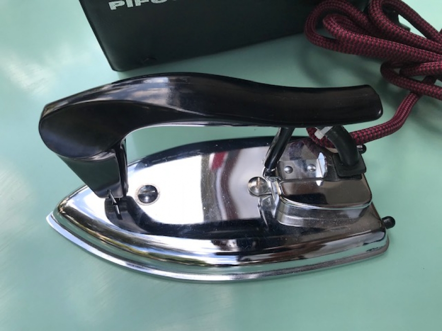 SEYEHAT İÇİN KULLANILAN KUTUSUNDA KATLANAN PIFCO UNIVERSAL 220 VOLT ELEKTİRİKLİ UTU