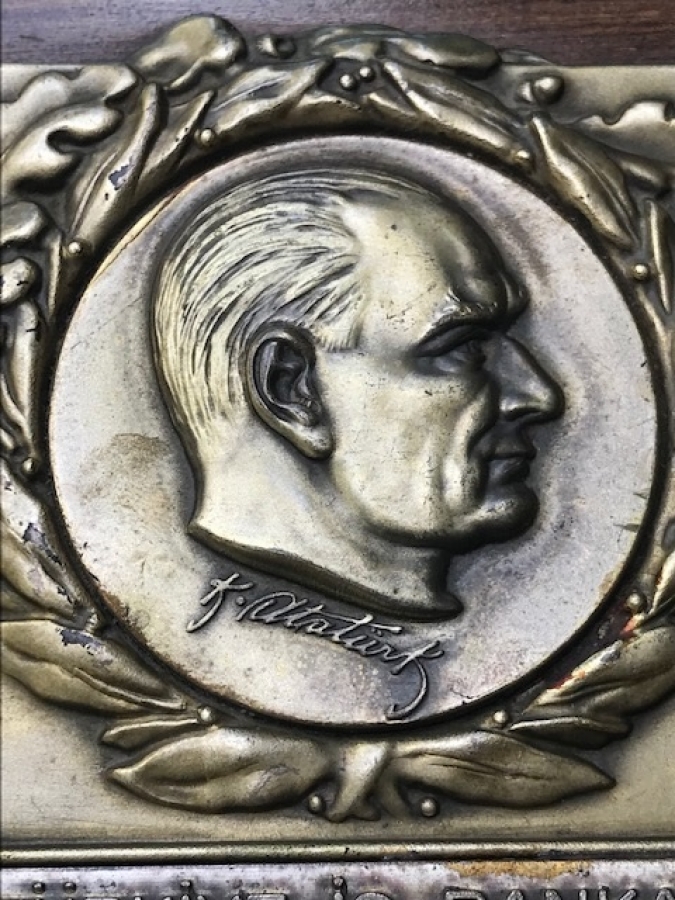 TURKİYE İŞ BANKASI 50 YIL ANISINA ATATURK ROLYEFLİ MASA UZERİ ŞİLT