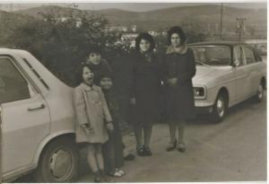 1970 Lİ YILLAR RENO VE ANADOL ARABALAR ARASINDA ÇEKİLMİŞ FOTOĞRAF 