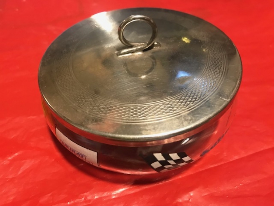 1970 BAYRAKTARLAR ŞİŞİRME ŞEFFAF BEYAZ  CAM METAL KAPAKLI ÜZERİ REKLAMLI OTO REKLAMLI KÜLLÜK 