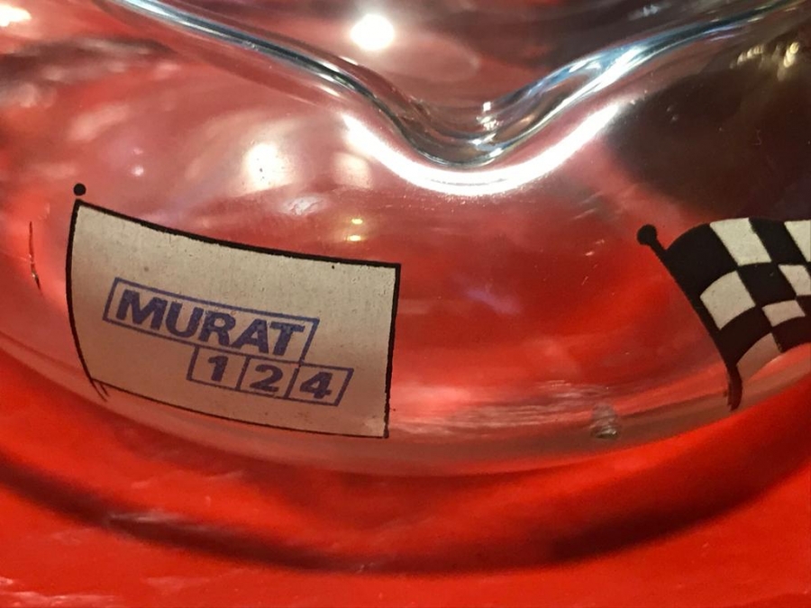 1970 BAYRAKTARLAR ŞİŞİRME ŞEFFAF BEYAZ  CAM METAL KAPAKLI ÜZERİ REKLAMLI OTO REKLAMLI KÜLLÜK 