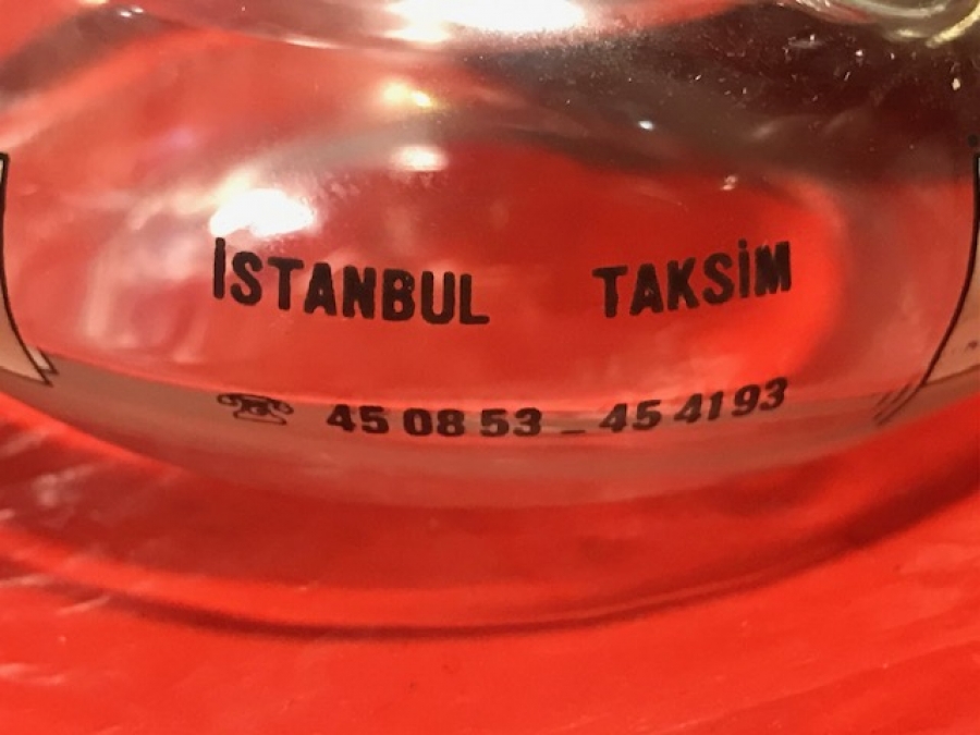 1970 BAYRAKTARLAR ŞİŞİRME ŞEFFAF BEYAZ  CAM METAL KAPAKLI ÜZERİ REKLAMLI OTO REKLAMLI KÜLLÜK 