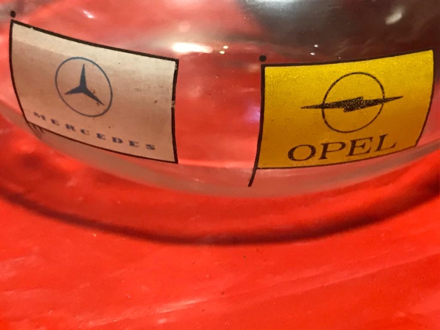 1970 BAYRAKTARLAR ŞİŞİRME ŞEFFAF BEYAZ  CAM METAL KAPAKLI ÜZERİ REKLAMLI OTO REKLAMLI KÜLLÜK 