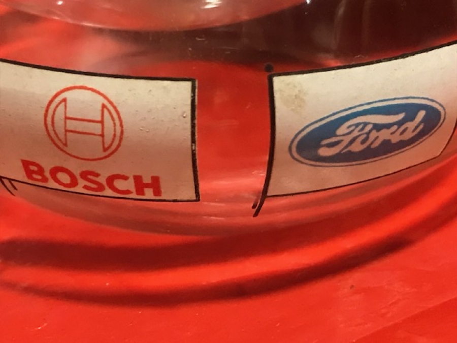 1970 BAYRAKTARLAR ŞİŞİRME ŞEFFAF BEYAZ  CAM METAL KAPAKLI ÜZERİ REKLAMLI OTO REKLAMLI KÜLLÜK 