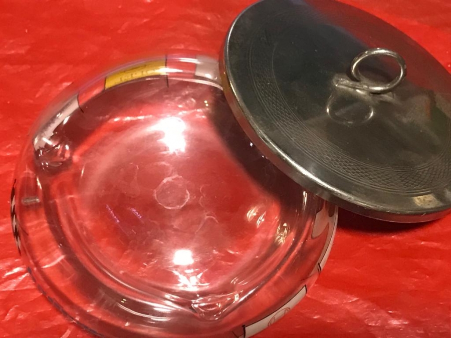 1970 BAYRAKTARLAR ŞİŞİRME ŞEFFAF BEYAZ  CAM METAL KAPAKLI ÜZERİ REKLAMLI OTO REKLAMLI KÜLLÜK 