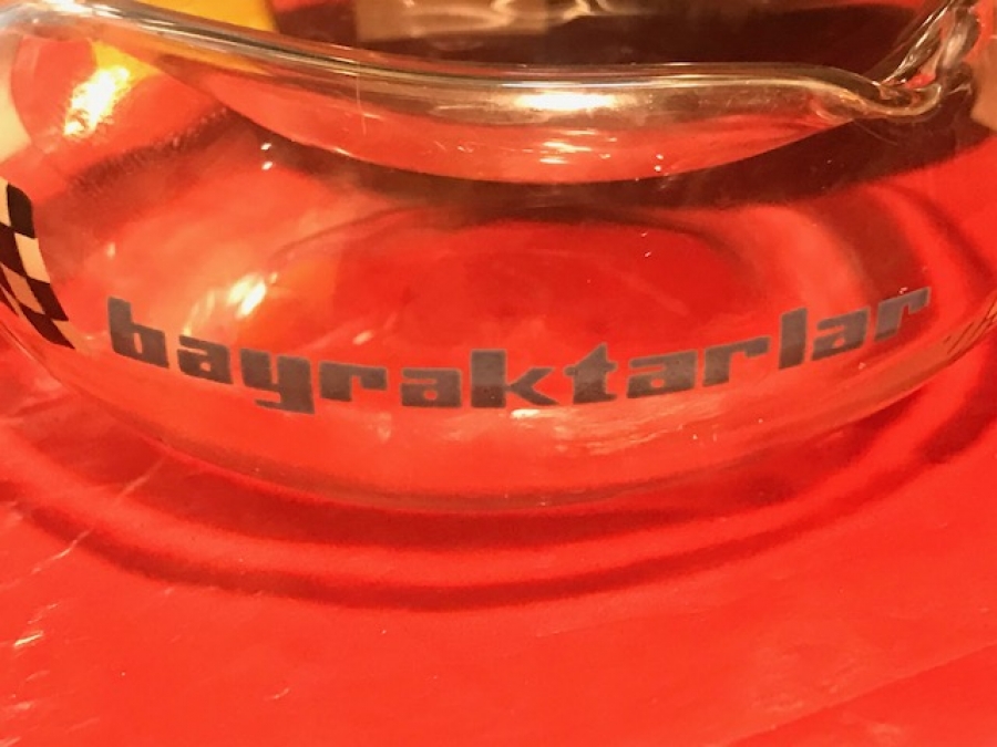 1970 BAYRAKTARLAR ŞİŞİRME ŞEFFAF BEYAZ  CAM METAL KAPAKLI ÜZERİ REKLAMLI OTO REKLAMLI KÜLLÜK 