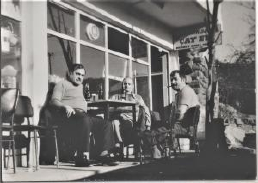 BALIKÇI KÖYÜ GÜLÜMSEYEN CAY EVİ ÖNÜNDE TEKEL BİRA İÇENLER 