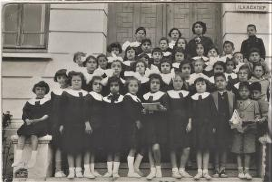 İSTANBUL 1936 YILINDA İLK MEKTEP TALEBELERİNİN OKULDA ÇEKİLDİĞİ SİYAH BEYAZ FOTOĞRAF 