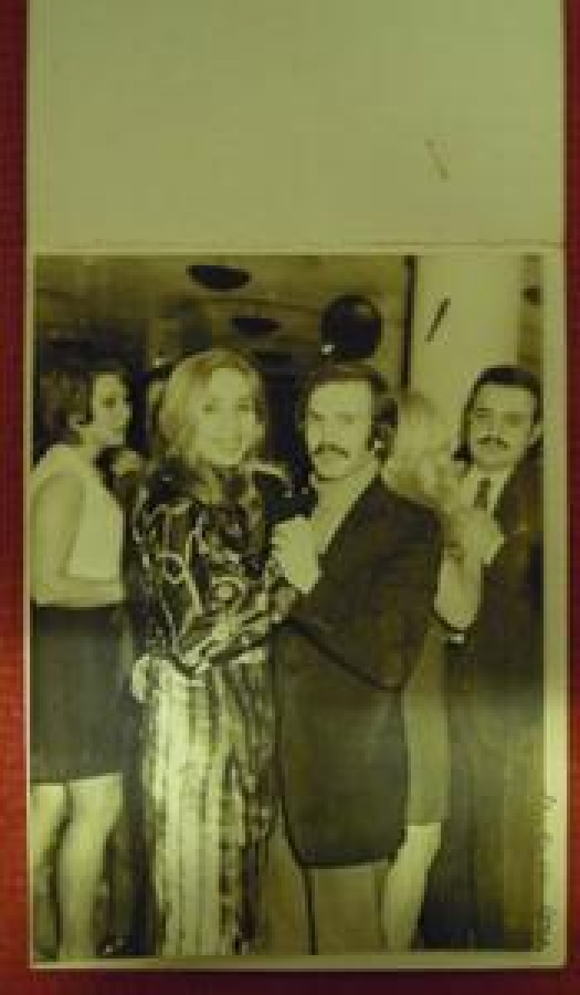 KARTON KAPAKLI SİYAH BEYAZ ANI FOTOĞRAFI AYDIN SALON İYİ EĞLENCELER DİLER 10 OCAK 1971 AYŞE ÇAVUŞ CAD. 19 SUADİYE 