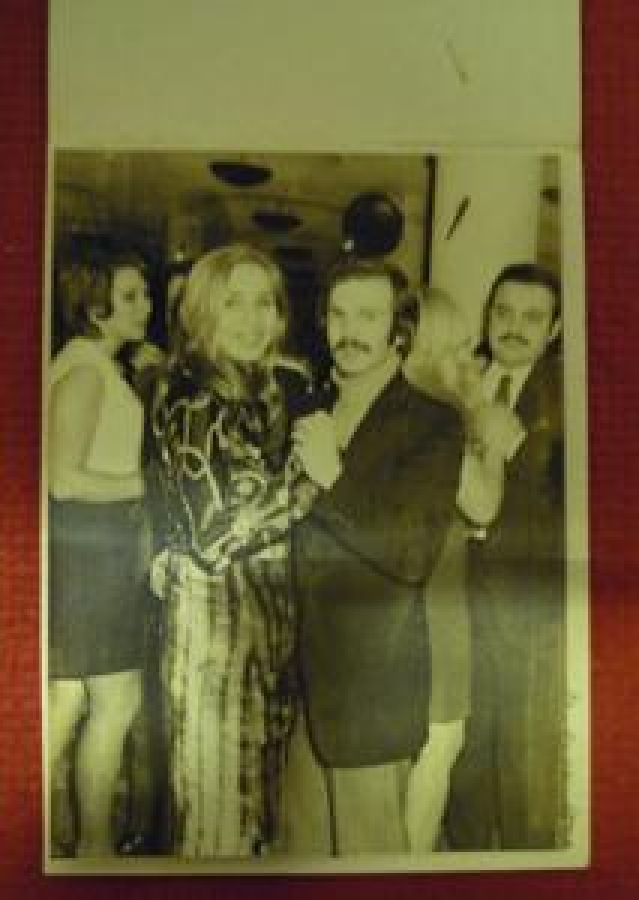 KARTON KAPAKLI SİYAH BEYAZ ANI FOTOĞRAFI AYDIN SALON İYİ EĞLENCELER DİLER 10 OCAK 1971 AYŞE ÇAVUŞ CAD. 19 SUADİYE 