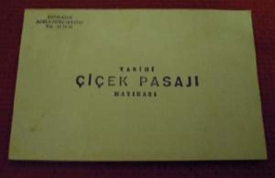 KARTON KAPAKLI SİYAH BEYAZ ANI FOTOĞRAFI FOTO AJAN ACELE FOTO SERVİSİ TARİHİ ÇİÇEK PASAJI HATIRASI 