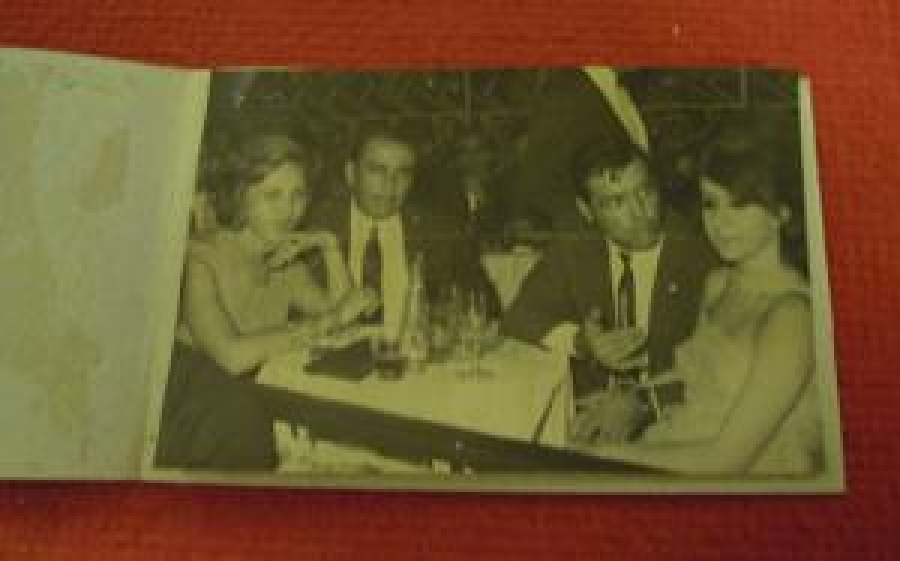 KARTON KAPAKLI SİYAH BEYAZ ANI FOTOĞRAFI FOTO AJAN ACELE FOTO SERVİSİ TARİHİ ÇİÇEK PASAJI HATIRASI 