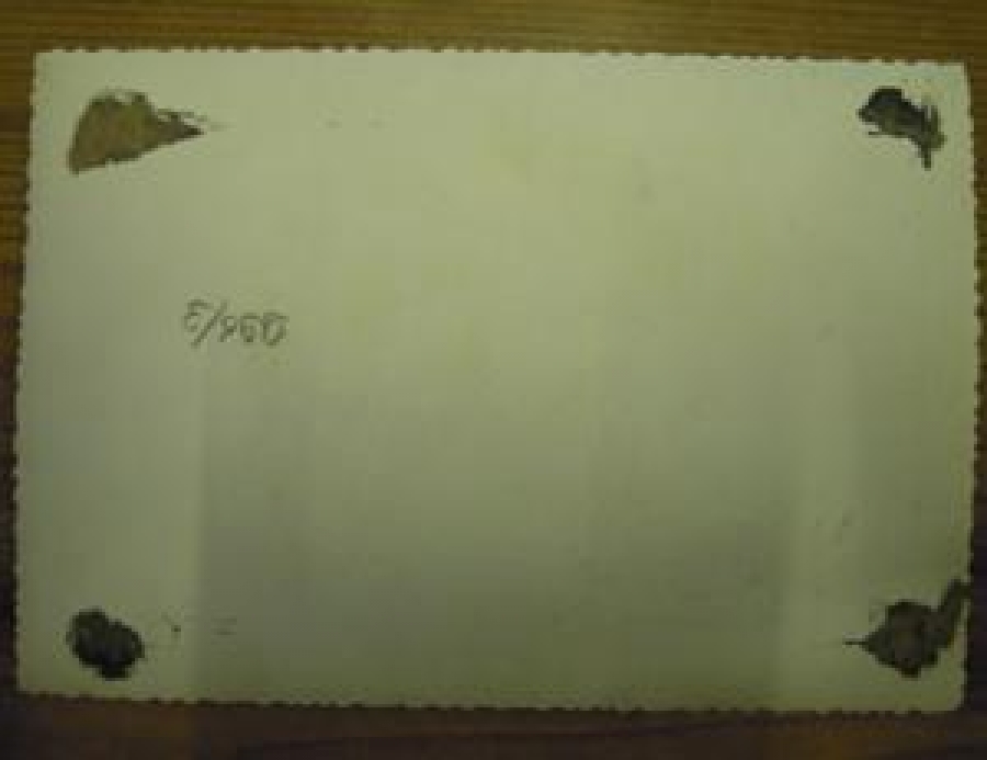 MİGROS ÖNÜNDE OTOBÜS BEKLEYENLER SİYAH BEYAZ FOTOĞRAF 