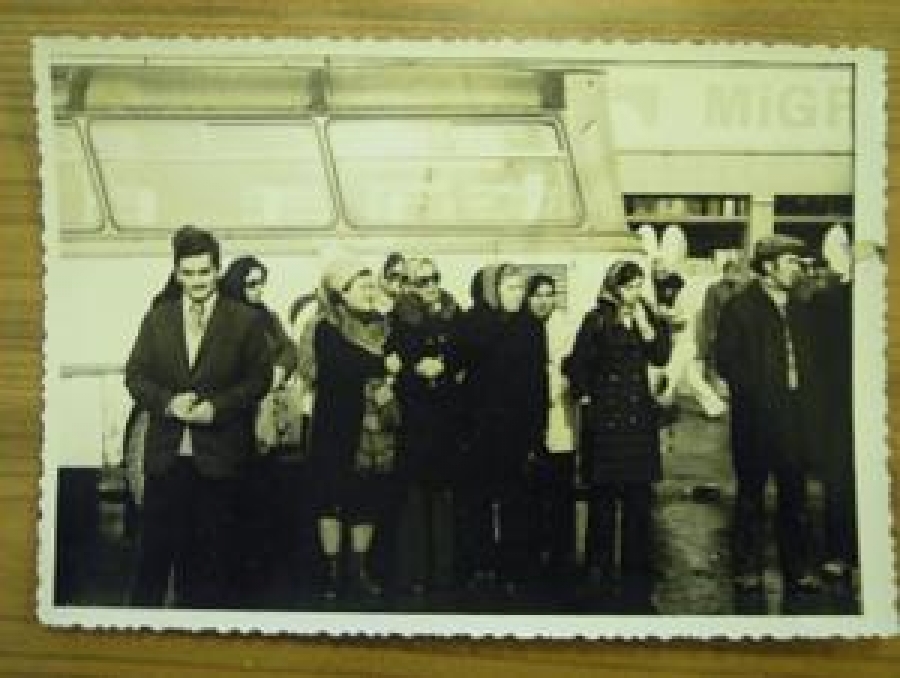 MİGROS ÖNÜNDE OTOBÜS BEKLEYENLER SİYAH BEYAZ FOTOĞRAF 